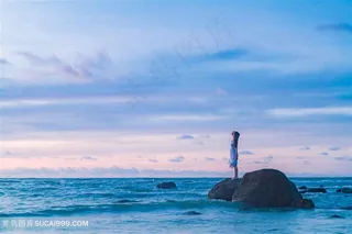 海边礁石上的少女