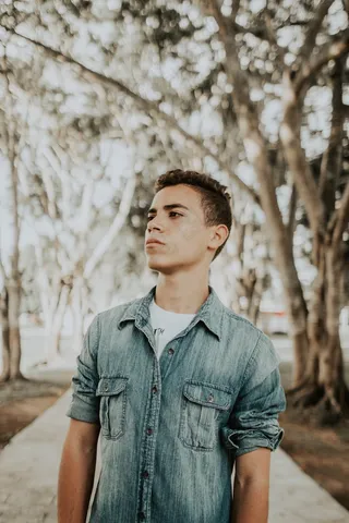 牛仔衣帅哥照片