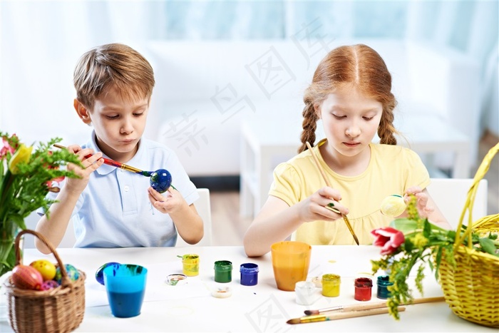 画画的欧美儿童图片