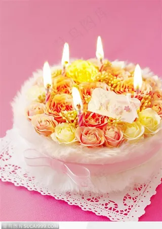 插满玫瑰花和蜡烛的生日蛋糕