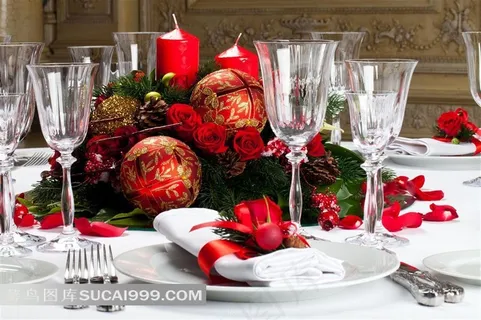 圣诞餐桌上的餐具高脚杯和彩球蜡烛高清摄影图