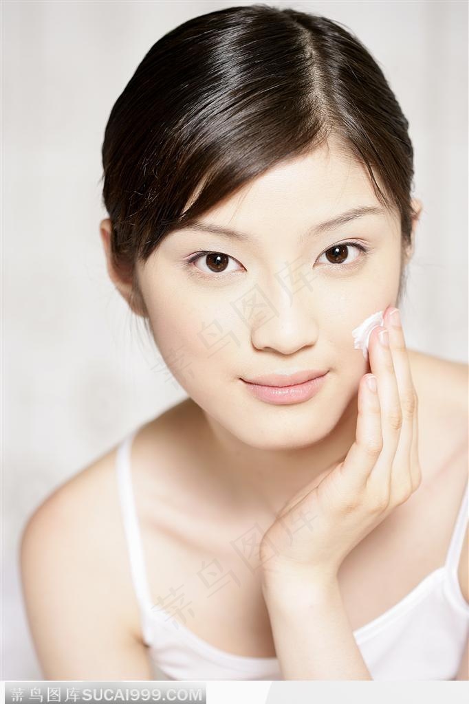 抹洁面乳的女性