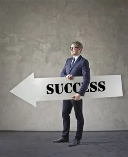 拿着箭头的男人