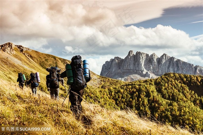 正在爬山的登山队高清摄影图片