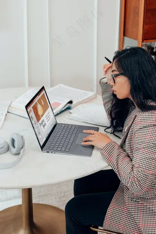 用电脑学习的美女图片