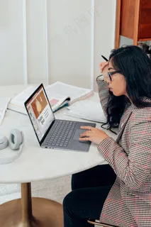 用电脑学习的美女图片 用电脑学习的美女图片