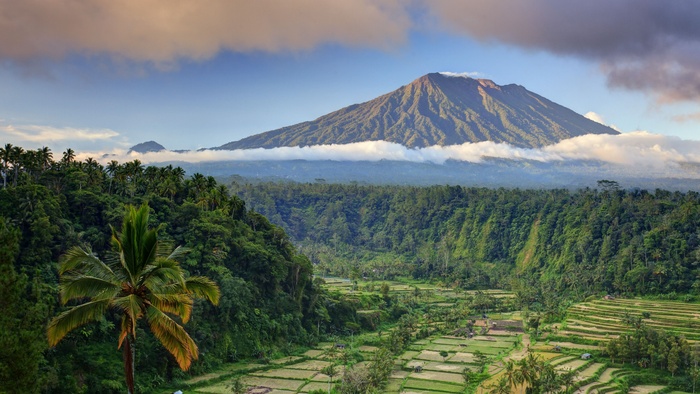 蓝天白云山峰树林