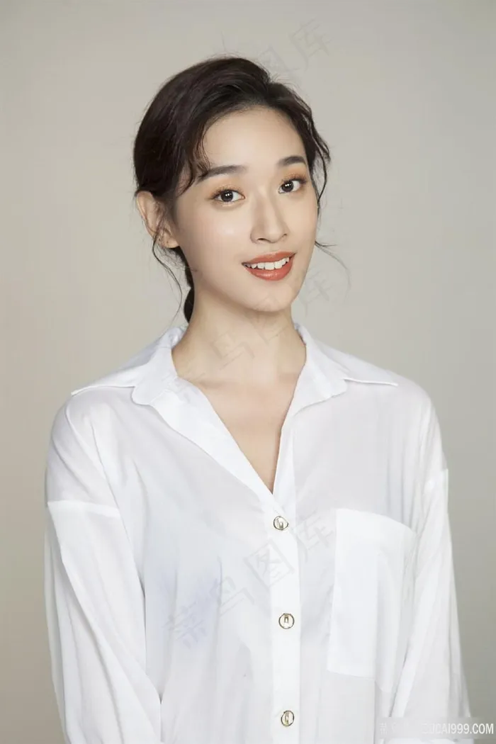 女星张馨比性感衬衣写真图片