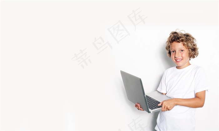 操作笔记本的小男孩图片
