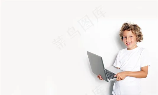 操作笔记本的小男孩图片 操作笔记本的小男孩图片