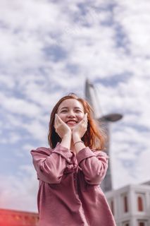 可爱女孩手捧着脸微笑图片 可爱女孩手捧着脸微笑图片