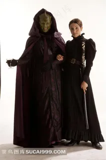 端酒杯的巫师与持刀的美女电影海报