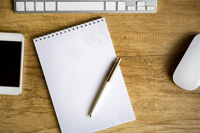 办公桌上的各种物品素材高清摄影图片