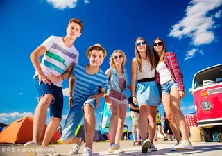 一起旅游度假的年轻人高清图