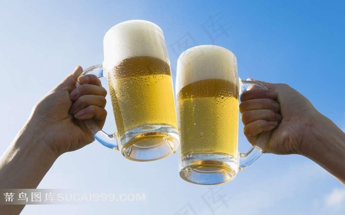 举杯啤酒摄影图