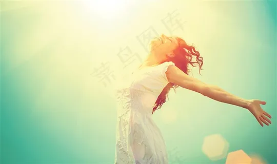 展开双臂拥抱天空的女人彩色唯美高清图片 展开双臂拥抱天空的女人彩色唯美高清图片