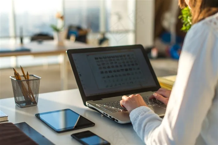 坐在电脑前认真工作的商务人士高清图片