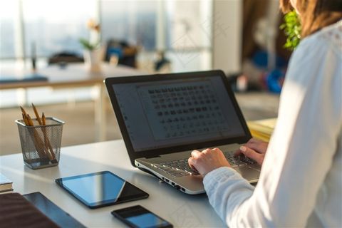 坐在电脑前认真工作的商务人士高清图片