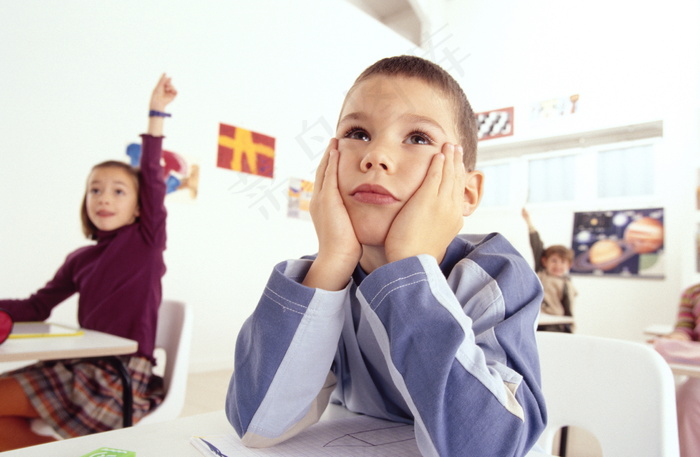 小男孩上课场景图片