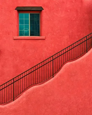 红色墙上的铁栏杆图片素材