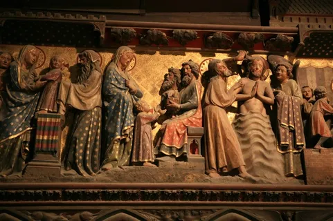 巴黎圣母院内部雕塑群