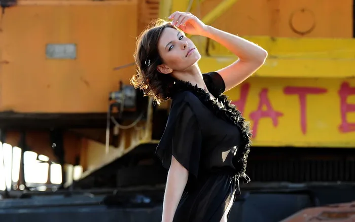 搔首弄姿性感美女图片