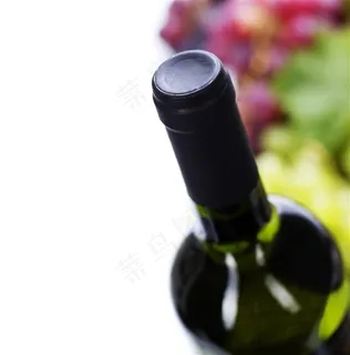 一瓶未开启的红酒酒瓶瓶口特写 一瓶未开启的红酒酒瓶瓶口特写