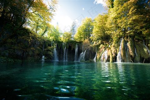 阳光下的美丽瀑布