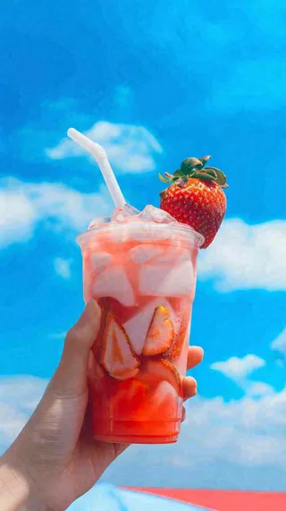 夏天阳光蓝天白云草莓饮料饮品果汁，清新摄影图