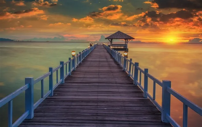 夕阳美景木桥海景风景图片