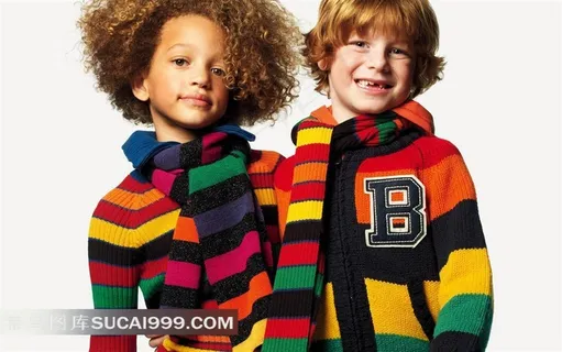 穿彩色毛衣的金发男孩素材