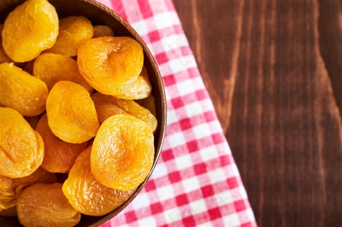 木碗里装满的梅干高清图片