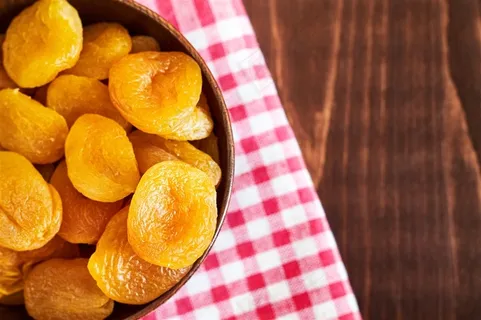 木碗里装满的梅干高清图片