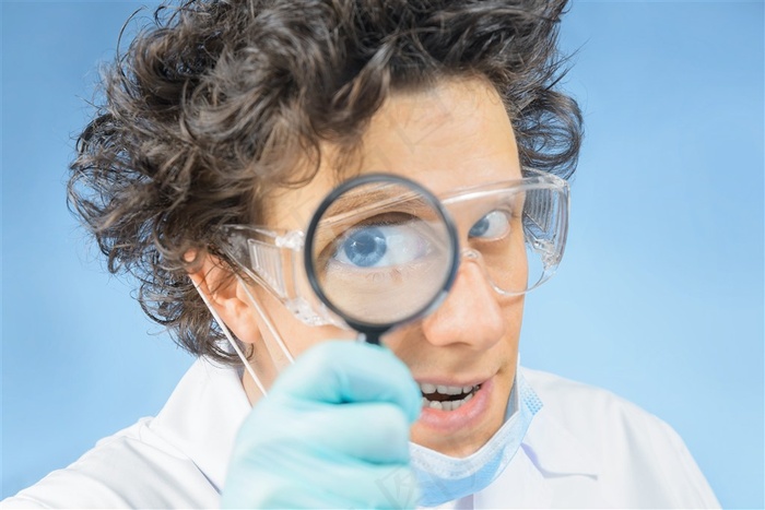 拿着放大镜的科学家