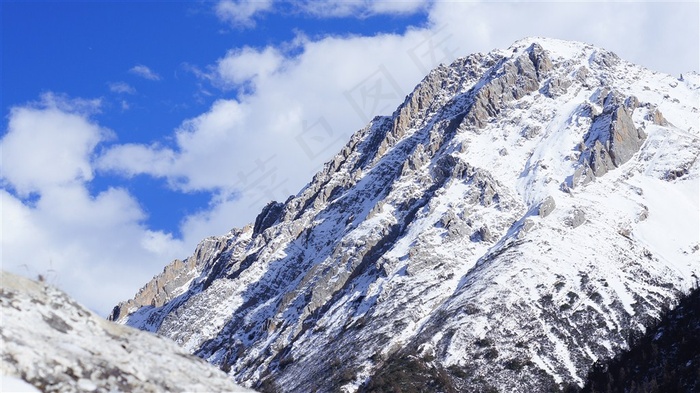 蓝天白云下的雪山