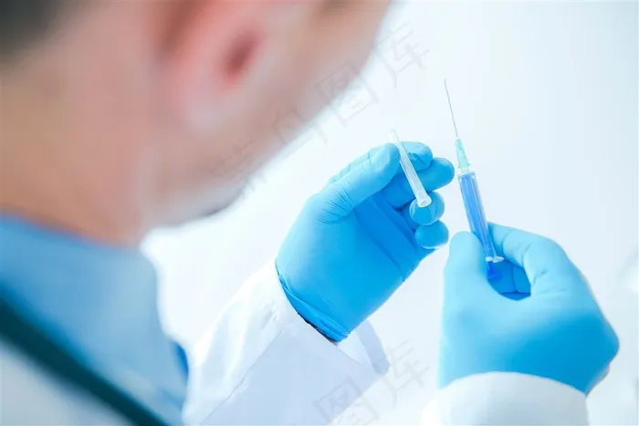 拿着注射器的医生高清图片