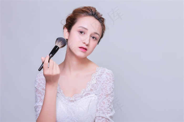 拿着粉刷子的清新美女