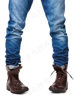 穿着棕色的皮鞋