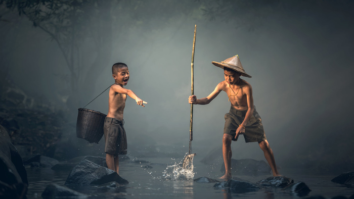 小孩捕鱼童年童真回忆