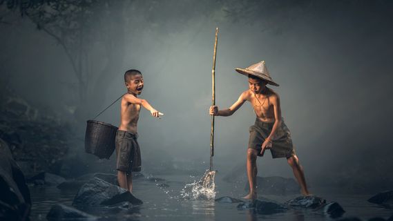 小孩捕鱼童年童真回忆