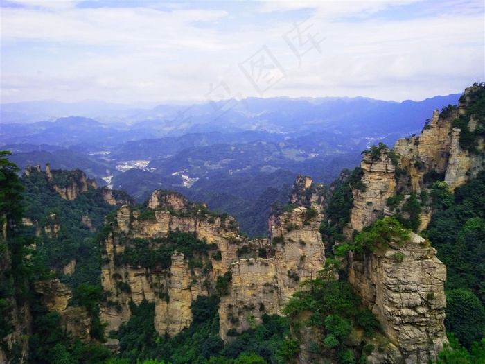 唯美的山峰和悬崖峭壁摄影图片