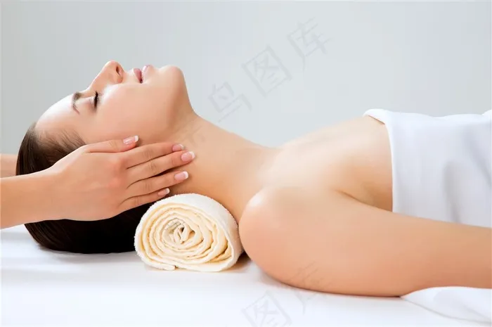 躺着护理的美女