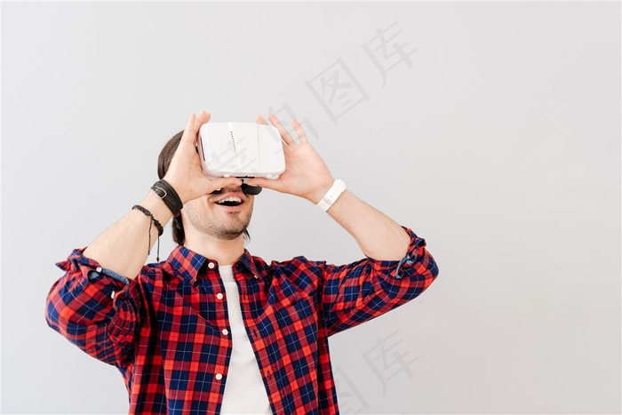 穿着格子衬衣体验虚拟现实的男性高清图片