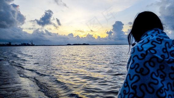 清晨海边女生背影图片 清晨海边女生背影图片
