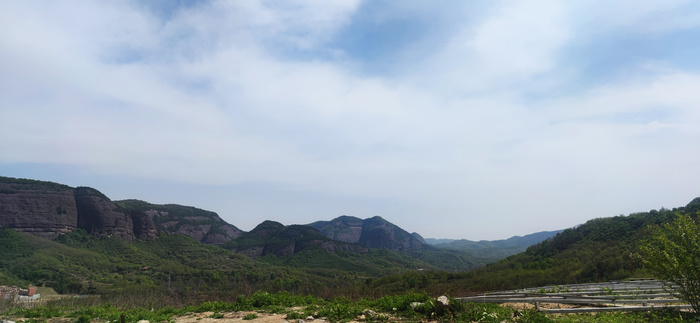 山峦起伏蓝天白云高清图