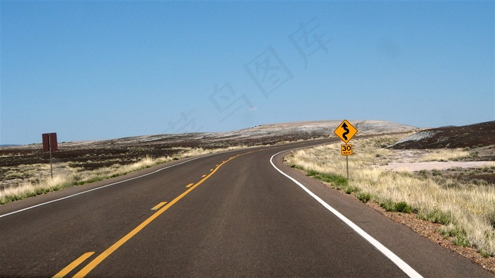 曲折的柏油马路