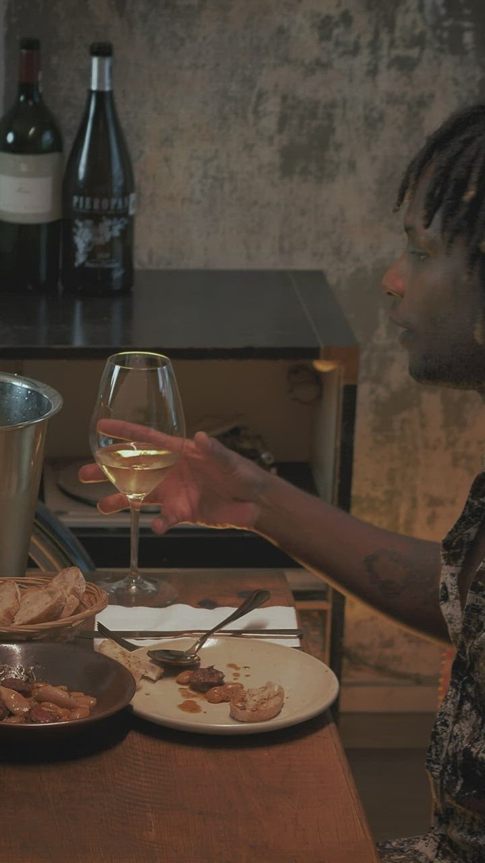 一个男孩和一个女孩之间的亲密浪漫晚餐