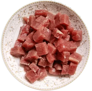 新鲜牛肉切粒爆炒生肉免抠摄影实拍实物元素素材