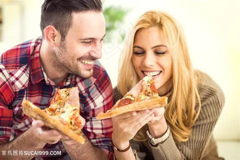 开心吃披萨情侣