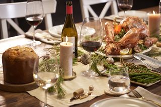 曹桌上的葡萄酒与美食配图